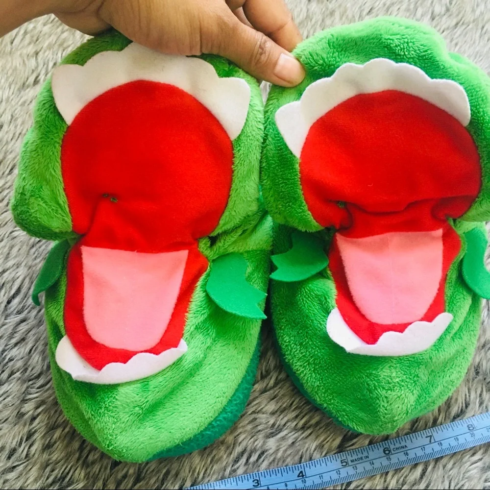 Kids  green stompy slippers size small